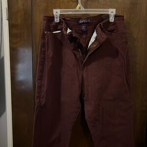 Gloria Vander 
Maroon color